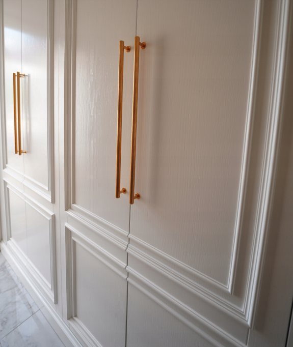 Fronty meblowe na wymiar Warszawa - klasyczne biale drzwi ze zlotymi uchwytami